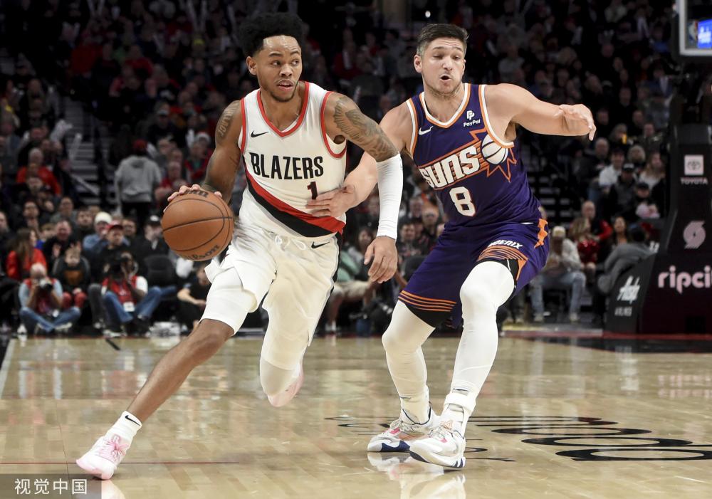 在球场上显 在球场上显